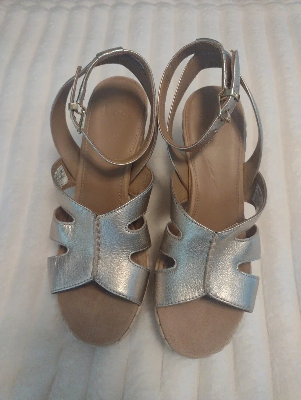 UGG Women's 7.5 Careena Wedge Espadrille Gold Sandals Leather Heel Comfort